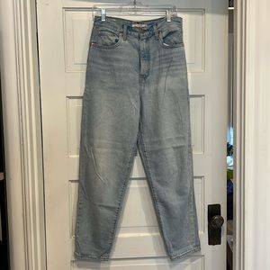 Women’s Levi’s High Loose Taper- Light Wash Size 29